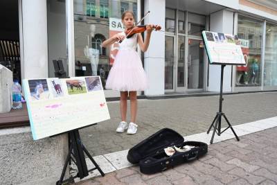  Djevojčica u Gospodskoj svira violinu  