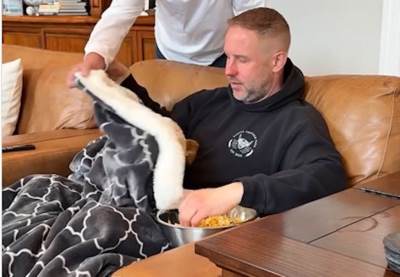  Farmer gleda tv sa kravom 