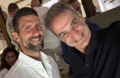  Premijer Grčke Kirijakos Micotakis objavio fotografiju sa Novakom Đokovićem 