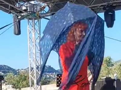  Josipa Lisac nastupila sa kišobranom i maramom 