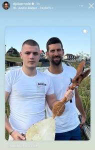  Novak Đoković sa guslama  