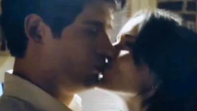  Dejvid Korensvet i Rejčel Broznahan poljubac na setu 