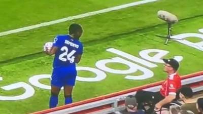  navijac liverpula u kolicima izbacen sa meca zbog rasizma 