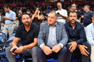  Beogradska publika izviždala Milorada Dodika na meču Srbije i Slovenije (VIDEO)
 