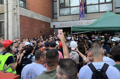  Napeto u Novom Sadu: Policija ušla na Filozofski fakultet, studenti traže da dekan i zaposleni napuste objekat 