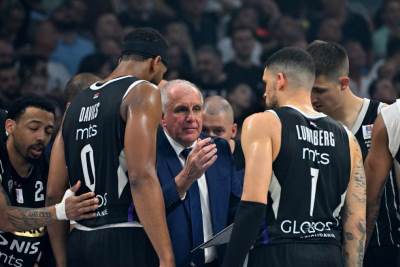  Navijači Crvene zvezde precrtali grb Partizana 