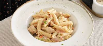  Pasta sa piletinom i slaninom 