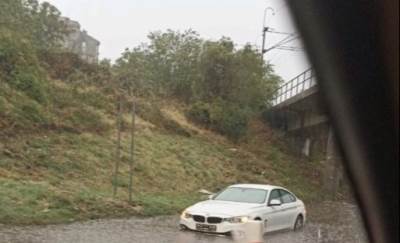  Vozilo kod mostara zarobljeno u vodi 