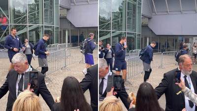  Navijači Srbije pozdravili košarkaše ispred dvorane na Eurobasketu 