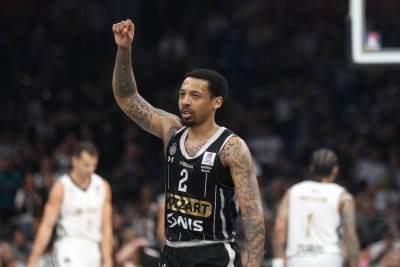  Karlik Džouns skida gips 