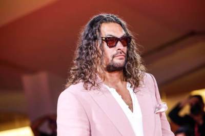  Džejson Momoa u roze odelu i papučama na crvenom tepihu 