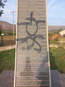  Ustaški simboli i pozdrav "Za dom spremni" osvanuli na spomeniku srpskim žrtvama 