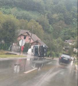  Prevrnula se cisterna sa benzinom u Milićima 