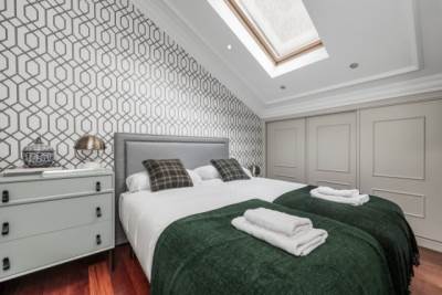  Kako urediti spavaću sobu u potkrovlju da djeluje veće 