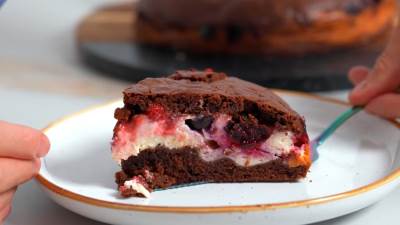  Čoko kolač sa svježim sirom i bobičastim voćem 