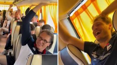  Trese se autobus Srbije, i selektor Rumun udarao u plafon: Ovako su odbojkaši slavili senzaciju na Filipinima 