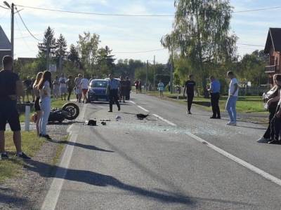  Motociklista zadobio teške povrede u sudaru sa "pežoom" 