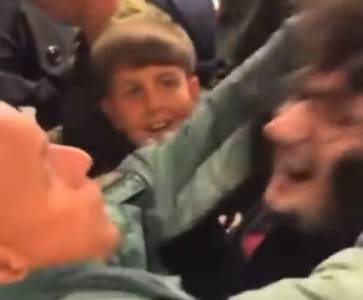  Navijač Mančester junajteda napadnut na Old Trafordu  