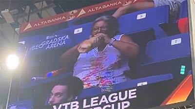  Gospođa pravi sendvič na utakmici Crvena zvezda Dubai 