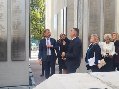  Minić i Stanivuković obišli gradilište centralnog spomen obilježja 