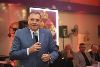  dodik drži mikrofon.jpg 