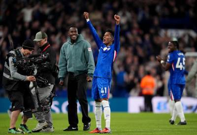  Estevao proslavlja gol i pobjedu Čelsija nad Liverpulom 