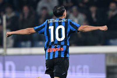  Lazar Samardžić slavi pogodak na meču Atalanta - Komo 