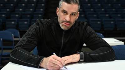  Miško Ražnatović objavio fotografiju Dušana Alimpijevića kako potpisuje ugovor 