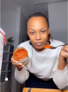  Džulijan Abasa iz Ugande prvi put proba ajvar 