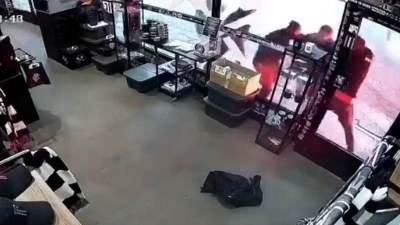  Tuča navijača Zvezde i Partizana Delije napale butik-crno-bijelih 