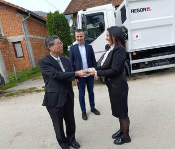  Japanska Vlada donirala vozilo za odvoz smeća opštini Jezero 