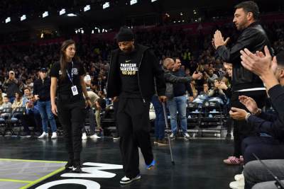  Karlik Džouns na štakama bodri Partizan 