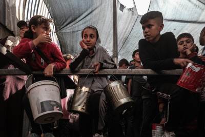  djeca u gazi čekaju hranu 