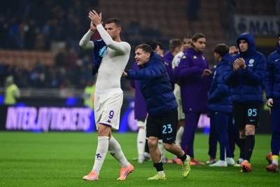  Edin Džeko u srdačnom pozdravu sa Nikolom Barelom na utakmici Inter - Fiorentina 