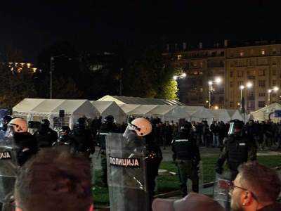  Vučić pozvao na mir, povijeđen jedan policajac ispred Skupštine 