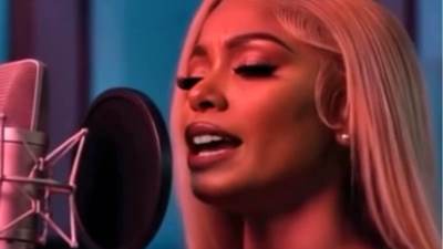  AI pjevačica "potpisala" milionski ugovor  