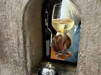  Prosipanje vina kroz prozpr u Firenci 