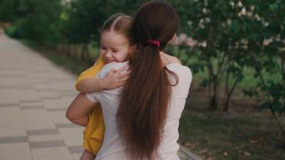  7 razloga zašto su zagrljaji važni za djecu: Imaju nevjerovatne efekte, čak i kada se pretvaraju da ih ne žele 