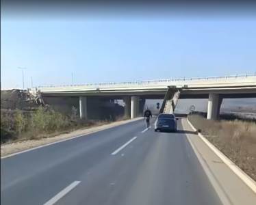  Prikolicom kamiona udario u nadvožnjak  