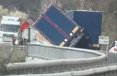  Jak vjetar prevrnuo prikolicu kamiona, blokiran saobraćaj kod Zenice 