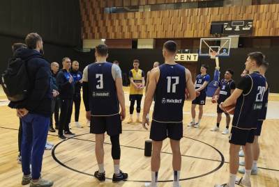  Dario Đerđa i košarkaši BiH 