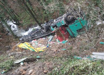  Kamion probio bankinu i završio u potoku na putu Vlasenica-Milići 