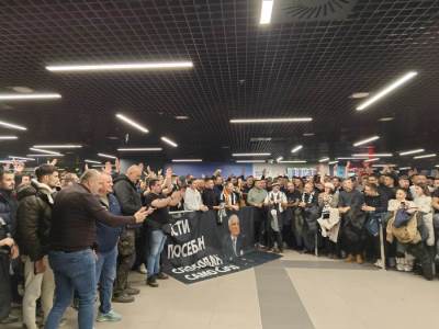  Navijači Partizana čekaju Željka Obradovića na aerodromu 