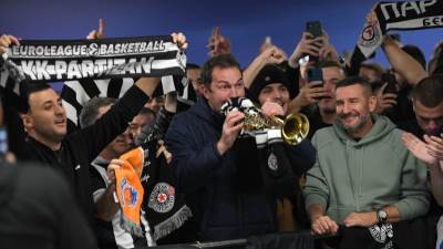  Navijači Partizana pjevaju na dočeku Željka Obradovića  