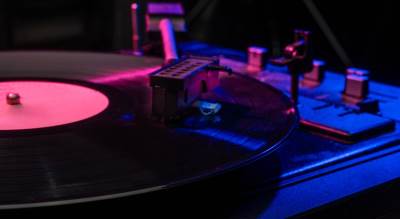  Objavljena prva vinilna kompilacija banjalučkih rok bendova "Na rubu igle" 