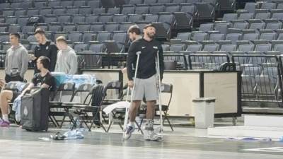  Karlik Džouns i dalje na štakama 