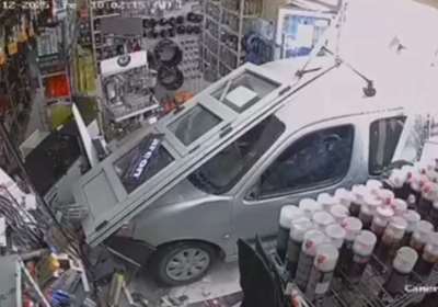  Automobil uletio u prodavnicu auto-dijelova 