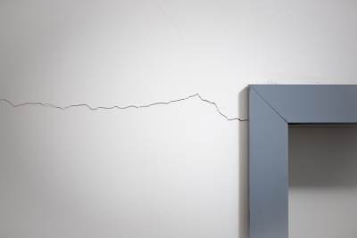  Majstor otkrio trajni trik za popravku pukotina na rigips zidu 