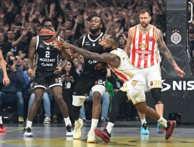  Dvije sudijske greške pred kraj utakmice Crvena zvezda Partizan  