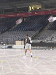  Karlik Džouns i dalje nosi čizmu na nozi 